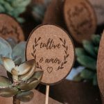 Sukkulenten als kleine Gastgeschenke für Hochzeit mit Holzschild in Papier