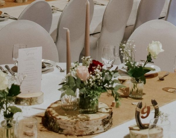 Mit Naturelementen dekorierter, runder Tisch in weiß, beige und grün