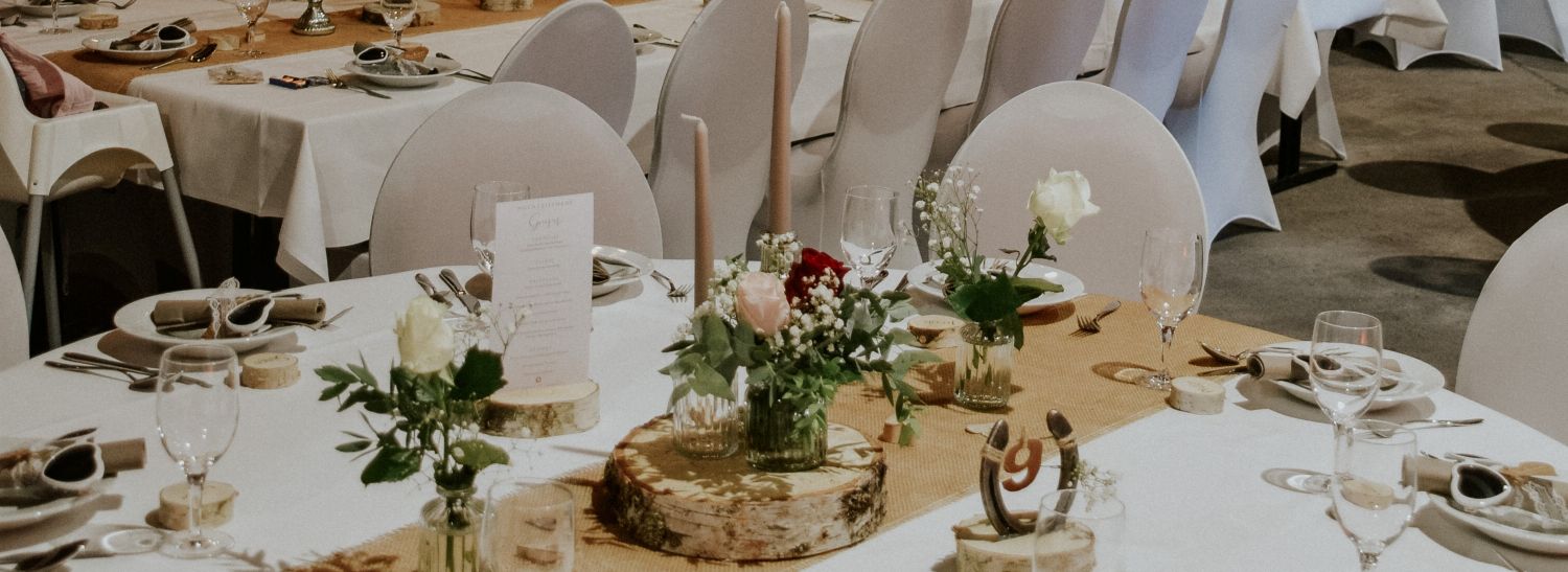 Mit Naturelementen dekorierter, runder Tisch in weiß, beige und grün